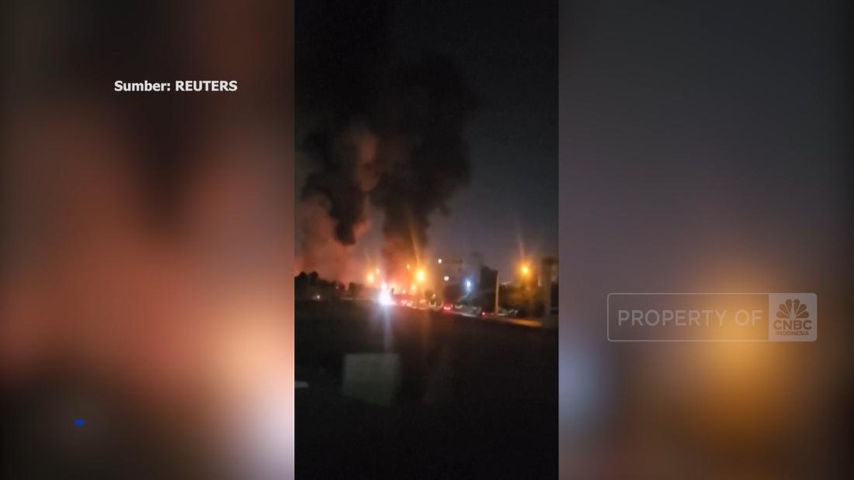   Bandara Iran Membara: Proyektil Misterius Jadi Pemicu?   Mehrabad Diserang? Asap Mengepul Usai Proyektil Menghantam Bandara Iran   Detik-Detik Mencekam di Bandara Iran: Proyektil Jatuh, Api Berkobar!   Iran Berduka: Bandara Mehrabad Dihantam Proy