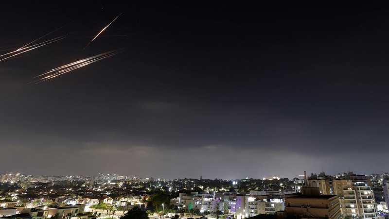 Rudal yang diluncurkan dari Iran dicegat, seperti yang terlihat dari kota Ashkelon, Israel, 13 Juni 2025. (REUTERS/Amir Cohen)