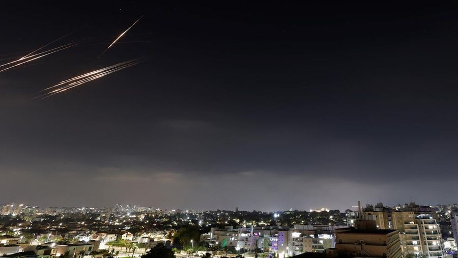 Rudal yang diluncurkan dari Iran dicegat, seperti yang terlihat dari kota Ashkelon, Israel, 13 Juni 2025. Rudal yang diluncurkan dari Iran dicegat, seperti yang terlihat dari kota Ashkelon, Israel, 13 Juni 2025. (REUTERS/Amir Cohen)