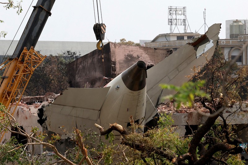 Tim penyelidik terlihat bekerja di lokasi kecelakaan pesawat Air India pada Sabtu (14/6/2025), menyusul insiden tragis yang menewaskan sedikitnya 270 orang. (Tangkapan Layar Video Reuters/ANI)