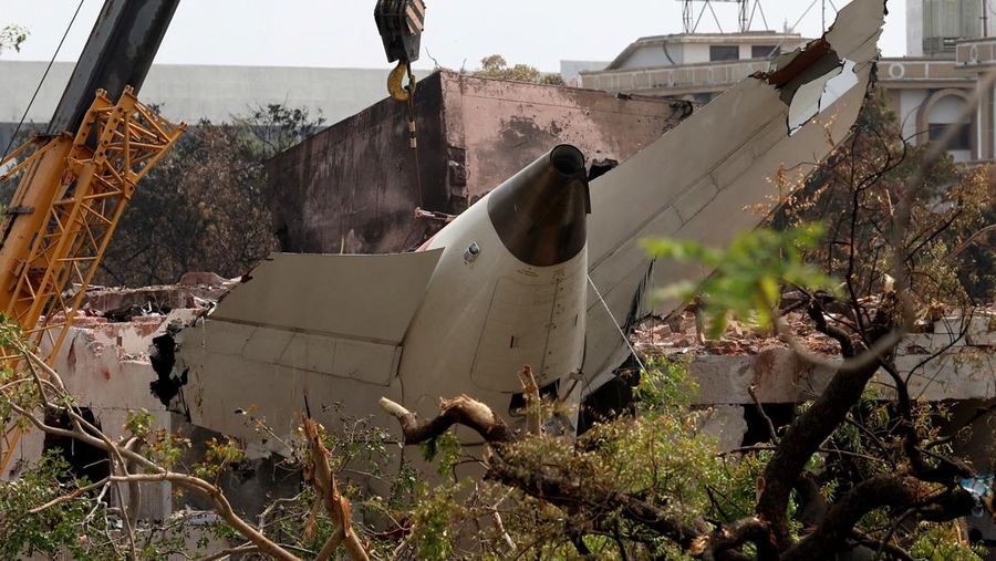 Tim penyelidik terlihat bekerja di lokasi kecelakaan pesawat Air India pada Sabtu (14/6/2025), menyusul insiden tragis yang menewaskan sedikitnya 270 orang. (Tangkapan Layar Video Reuters/ANI)