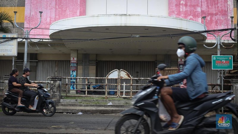 Seorang pejalan kaki berjalan melewati pusat perbelanjaan Borobudur Plaza, Bekasi, Sabtu (14/6/2025). (CNBC Indonesia/Tias Budiarto)