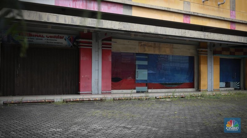 Seorang pejalan kaki berjalan melewati pusat perbelanjaan Borobudur Plaza, Bekasi, Sabtu (14/6/2025). (CNBC Indonesia/Tias Budiarto)