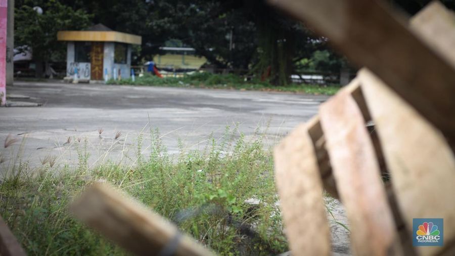Seorang pejalan kaki berjalan melewati pusat perbelanjaan Borobudur Plaza, Bekasi, Sabtu (14/6/2025). Seorang pejalan kaki berjalan melewati pusat perbelanjaan Borobudur Plaza, Bekasi, Sabtu (14/6/2025). (CNBC Indonesia/Tias Budiarto)