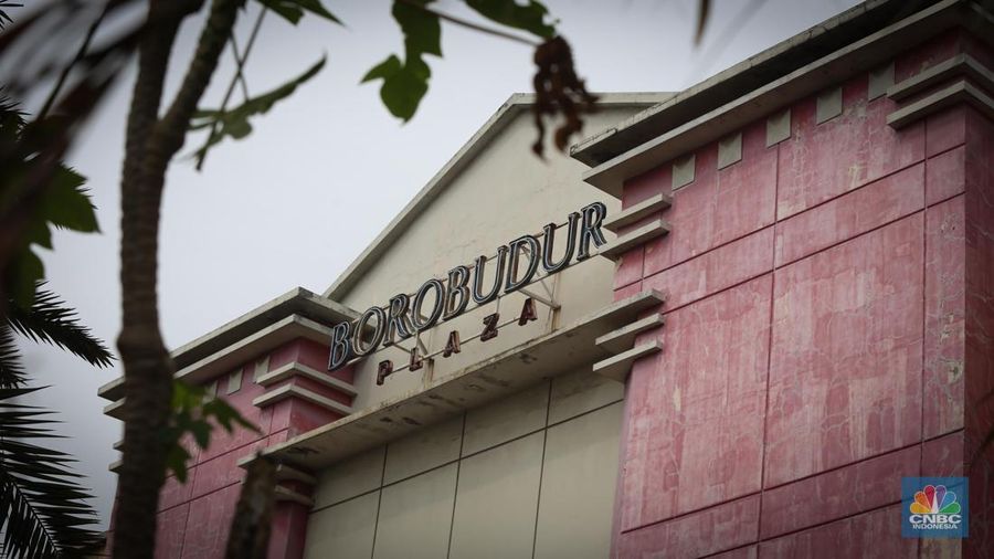 Seorang pejalan kaki berjalan melewati pusat perbelanjaan Borobudur Plaza, Bekasi, Sabtu (14/6/2025). (CNBC Indonesia/Tias Budiarto)