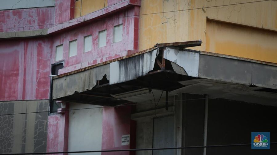 Seorang pejalan kaki berjalan melewati pusat perbelanjaan Borobudur Plaza, Bekasi, Sabtu (14/6/2025). (CNBC Indonesia/Tias Budiarto)