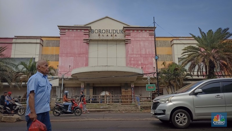 Seorang pejalan kaki berjalan melewati pusat perbelanjaan Borobudur Plaza, Bekasi, Sabtu (14/6/2025). Seorang pejalan kaki berjalan melewati pusat perbelanjaan Borobudur Plaza, Bekasi, Sabtu (14/6/2025). (CNBC Indonesia/Tias Budiarto)