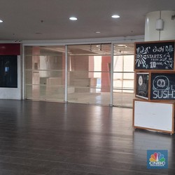 Saking Sepi Bak Kuburan, Meja-Meja Restoran di Mal Ini Banyak Kosong