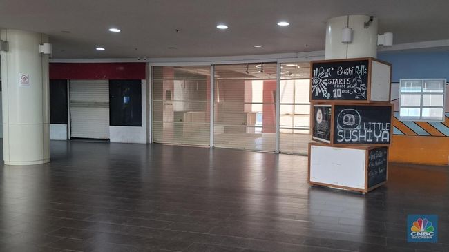 Saking Sepi Bak Kuburan, Meja-Meja Restoran di Mal Ini Banyak Kosong