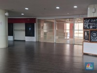 Saking Sepi Bak Kuburan, Meja-Meja Restoran di Mal Ini Banyak Kosong