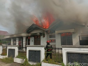 Studio Foto di Padang Terbakar, 6 Mobil Damkar Dikerahkan