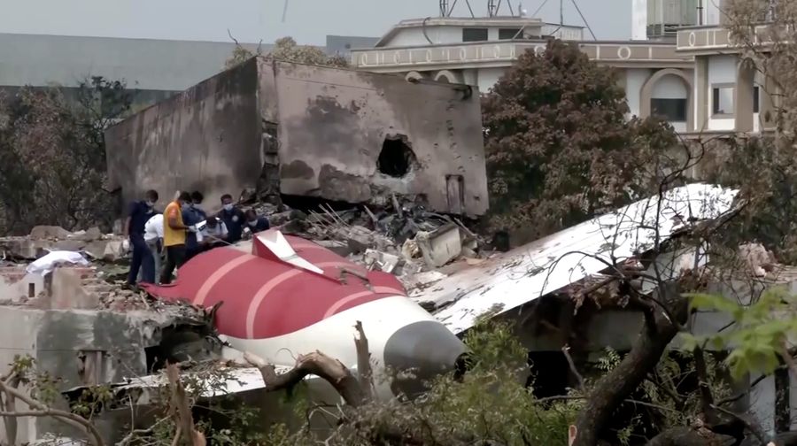 Tim penyelidik terlihat bekerja di lokasi kecelakaan pesawat Air India pada Sabtu (14/6/2025), menyusul insiden tragis yang menewaskan sedikitnya 270 orang. (Tangkapan Layar Video Reuters/ANI)