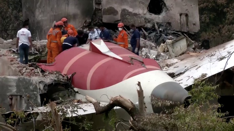 Tim penyelidik terlihat bekerja di lokasi kecelakaan pesawat Air India pada Sabtu (14/6/2025), menyusul insiden tragis yang menewaskan sedikitnya 270 orang. (Tangkapan Layar Video Reuters/ANI)