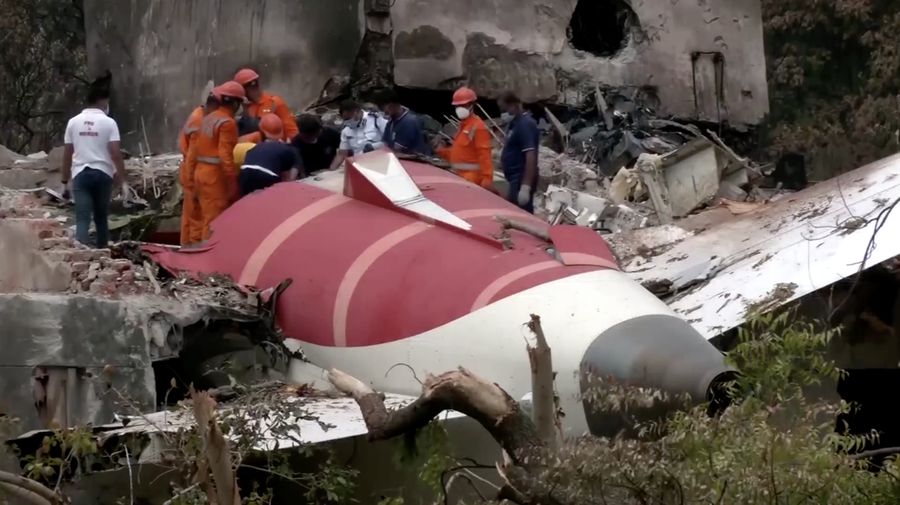 Tim penyelidik terlihat bekerja di lokasi kecelakaan pesawat Air India pada Sabtu (14/6/2025), menyusul insiden tragis yang menewaskan sedikitnya 270 orang. (Tangkapan Layar Video Reuters/ANI)