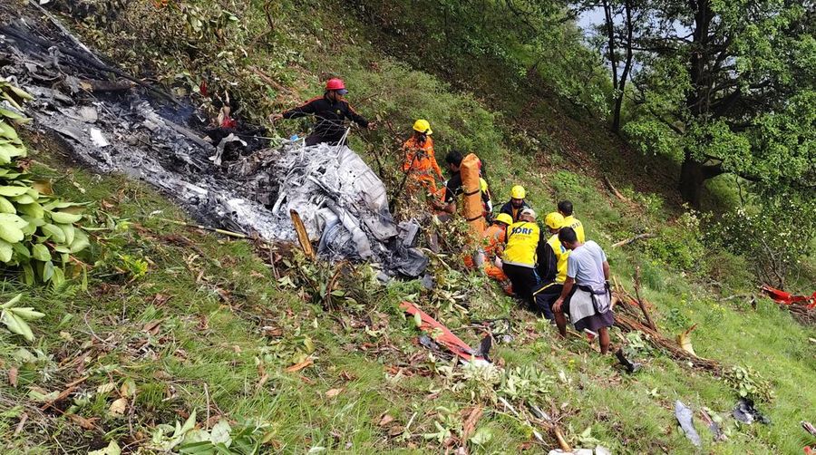 Anggota tim penyelamat bekerja di lokasi kecelakaan helikopter di daerah Gaurikund di negara bagian Uttarakhand, India utara, 15 Juni 2025. Anggota tim penyelamat bekerja di lokasi kecelakaan helikopter di daerah Gaurikund di negara bagian Uttarakhand, India utara, 15 Juni 2025. (State Disaster Response Force (SDRF) Uttarakhand/Handout via REUTERS)