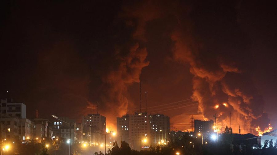 Orang-orang menyaksikan dari jembatan saat api dari serangan Israel membubung dari depot minyak Sharan, menyusul serangan Israel terhadap Iran, di Teheran, Iran, 15 Juni 2025. Orang-orang menyaksikan dari jembatan saat api dari serangan Israel membubung dari depot minyak Sharan, menyusul serangan Israel terhadap Iran, di Teheran, Iran, 15 Juni 2025. (Majid Asgaripour/WANA (West Asia News Agency) via REUTERS)