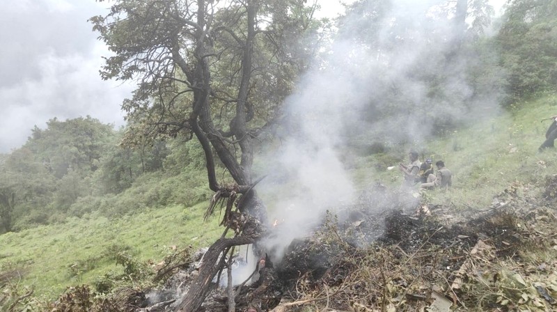 Anggota tim penyelamat bekerja di lokasi kecelakaan helikopter di daerah Gaurikund di negara bagian Uttarakhand, India utara, 15 Juni 2025. Anggota tim penyelamat bekerja di lokasi kecelakaan helikopter di daerah Gaurikund di negara bagian Uttarakhand, India utara, 15 Juni 2025. (State Disaster Response Force (SDRF) Uttarakhand/Handout via REUTERS)