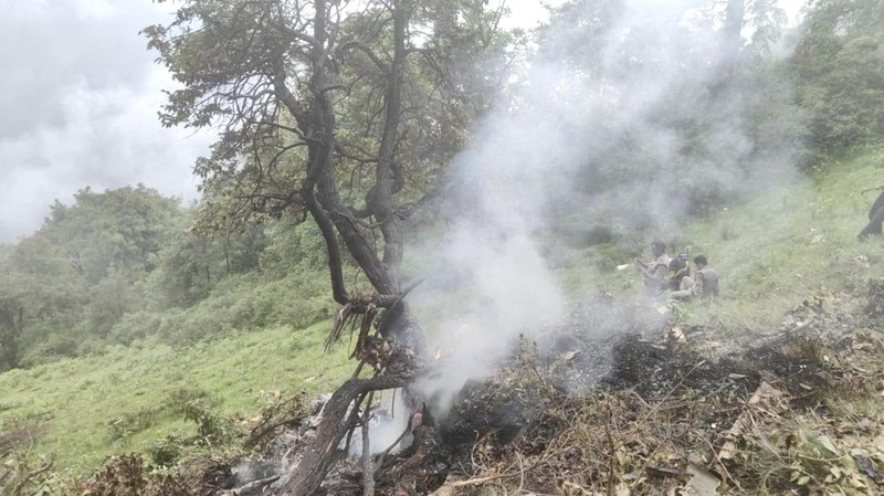 Anggota tim penyelamat bekerja di lokasi kecelakaan helikopter di daerah Gaurikund di negara bagian Uttarakhand, India utara, 15 Juni 2025. (State Disaster Response Force (SDRF) Uttarakhand/Handout via REUTERS)