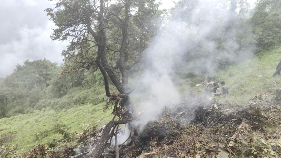 Anggota tim penyelamat bekerja di lokasi kecelakaan helikopter di daerah Gaurikund di negara bagian Uttarakhand, India utara, 15 Juni 2025. Anggota tim penyelamat bekerja di lokasi kecelakaan helikopter di daerah Gaurikund di negara bagian Uttarakhand, India utara, 15 Juni 2025. (State Disaster Response Force (SDRF) Uttarakhand/Handout via REUTERS)