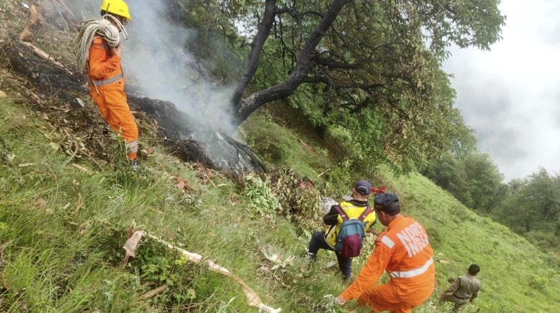 Anggota tim penyelamat bekerja di lokasi kecelakaan helikopter di daerah Gaurikund di negara bagian Uttarakhand, India utara, 15 Juni 2025. Anggota tim penyelamat bekerja di lokasi kecelakaan helikopter di daerah Gaurikund di negara bagian Uttarakhand, India utara, 15 Juni 2025. (State Disaster Response Force (SDRF) Uttarakhand/Handout via REUTERS)