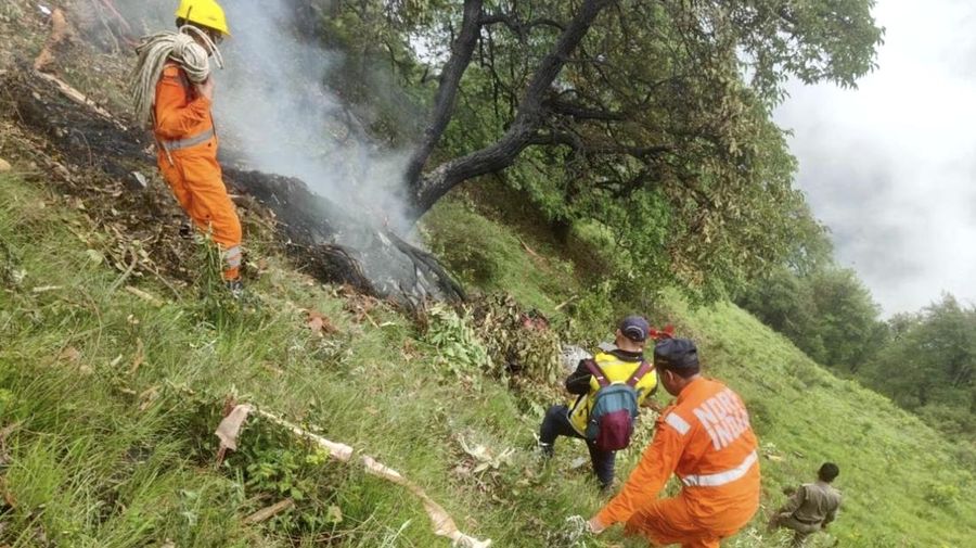 Anggota tim penyelamat bekerja di lokasi kecelakaan helikopter di daerah Gaurikund di negara bagian Uttarakhand, India utara, 15 Juni 2025. Anggota tim penyelamat bekerja di lokasi kecelakaan helikopter di daerah Gaurikund di negara bagian Uttarakhand, India utara, 15 Juni 2025. (State Disaster Response Force (SDRF) Uttarakhand/Handout via REUTERS)