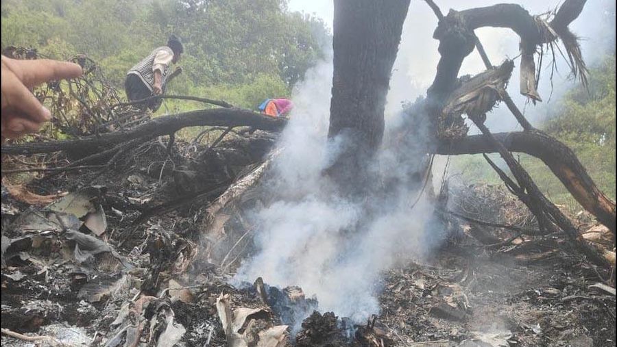 Anggota tim penyelamat bekerja di lokasi kecelakaan helikopter di daerah Gaurikund di negara bagian Uttarakhand, India utara, 15 Juni 2025. Anggota tim penyelamat bekerja di lokasi kecelakaan helikopter di daerah Gaurikund di negara bagian Uttarakhand, India utara, 15 Juni 2025. (State Disaster Response Force (SDRF) Uttarakhand/Handout via REUTERS)