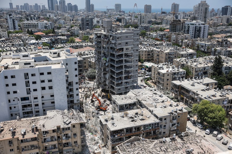 Bangunan yang rusak terlihat setelah serangan rudal dari Iran, di Bat Yam, Israel, 15 Juni 2025. (REUTERS/Ronen Zvulun)