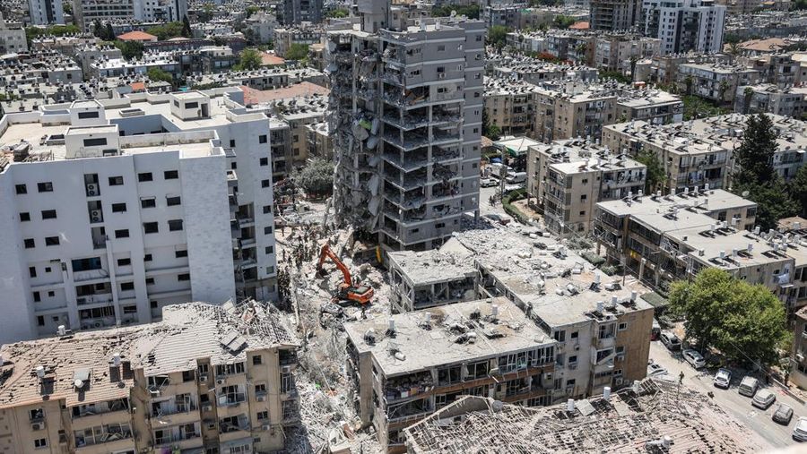 Bangunan yang rusak terlihat setelah serangan rudal dari Iran, di Bat Yam, Israel, 15 Juni 2025. Bangunan yang rusak terlihat setelah serangan rudal dari Iran, di Bat Yam, Israel, 15 Juni 2025. (REUTERS/Ronen Zvulun)