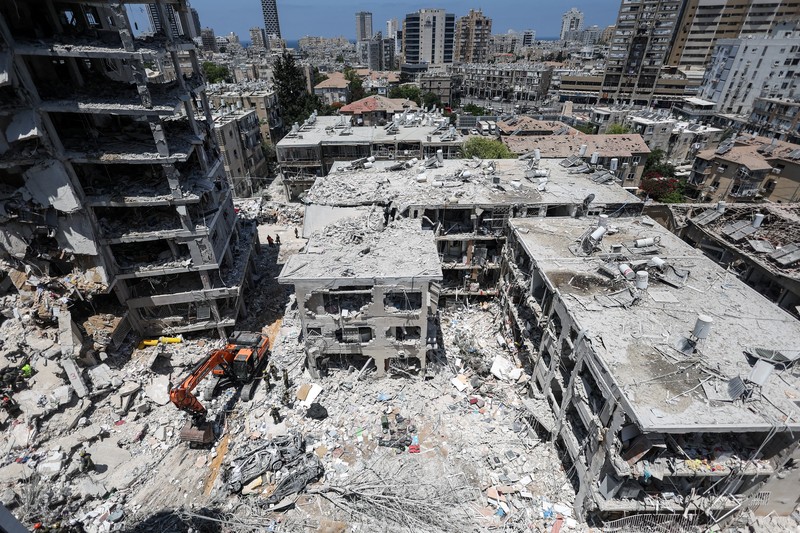Bangunan yang rusak terlihat setelah serangan rudal dari Iran, di Bat Yam, Israel, 15 Juni 2025. (REUTERS/Ronen Zvulun)
