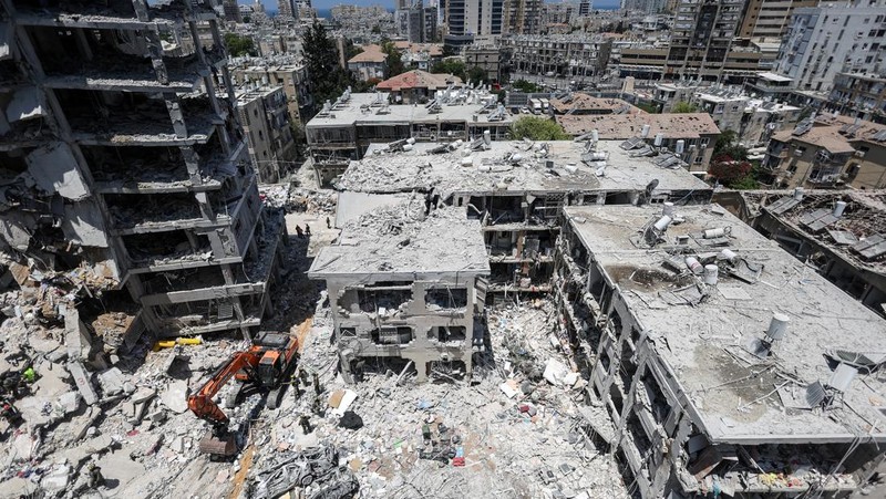 Bangunan yang rusak terlihat setelah serangan rudal dari Iran, di Bat Yam, Israel, 15 Juni 2025. (REUTERS/Ronen Zvulun)