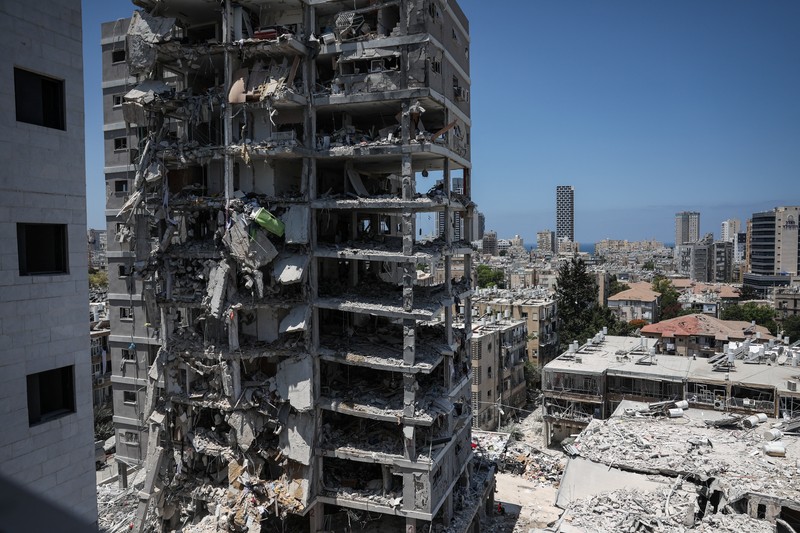 Bangunan yang rusak terlihat setelah serangan rudal dari Iran, di Bat Yam, Israel, 15 Juni 2025. (REUTERS/Ronen Zvulun)