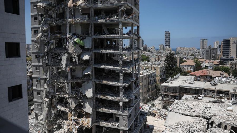 Keluarga dan teman-teman dari sisa sandera yang ditahan di Jalur Gaza oleh kelompok militan Hamas meluncurkan balon udara kecil yang menyerukan pembebasan mereka di Tel Aviv, Israel, Minggu, 9 Juni 2024. Pada hari Sabtu, Israel menyelamatkan empat sandera yang diculik di Gaza. Serangan yang dipimpin Hamas pada 7 Oktober, merupakan operasi pemulihan terbesar sejak perang dimulai di Gaza. (AP Photo/Ariel Schalit)