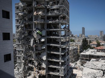 Potret Iran Buat Israel Bak Gaza, Gedung-gedung Runtuh