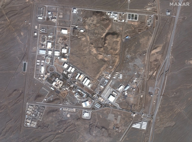Citra satelit yang dirilis oleh Maxar Technologies menunjukkan sejumlah kerusakan di fasilitas nuklir Iran akibat serangan Israel. Melansir NDTV World, Minggu (15/6), dan tersebar di media sosial, gambar yang membandingkan kondisi pada 24 Januari dan 14 Juni tersebut menunjukkan kerusakan pada beberapa bangunan di fasilitas nuklir Natanz. Citra satelit yang dirilis oleh Maxar Technologies menunjukkan sejumlah kerusakan di fasilitas nuklir Iran akibat serangan Israel. Melansir NDTV World, Minggu (15/6), dan tersebar di media sosial, gambar yang membandingkan kondisi pada 24 Januari dan 14 Juni tersebut menunjukkan kerusakan pada beberapa bangunan di fasilitas nuklir Natanz. (X/@Shayan86 via Maxar)