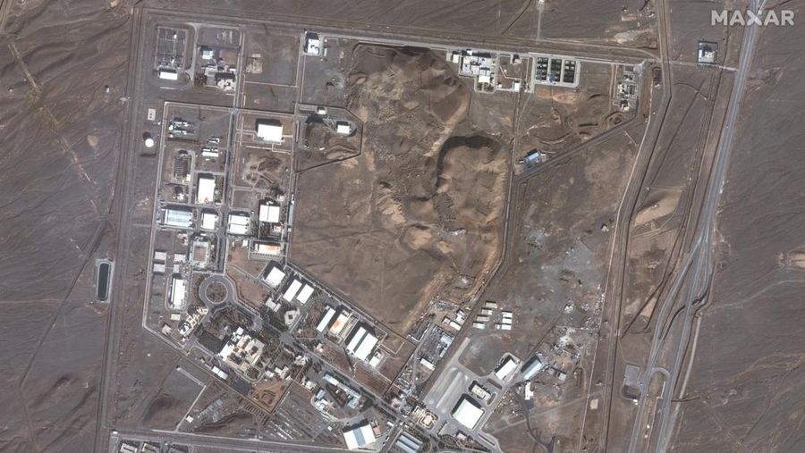Citra satelit yang dirilis oleh Maxar Technologies menunjukkan sejumlah kerusakan di fasilitas nuklir Iran akibat serangan Israel. Melansir NDTV World, Minggu (15/6), dan tersebar di media sosial, gambar yang membandingkan kondisi pada 24 Januari dan 14 Juni tersebut menunjukkan kerusakan pada beberapa bangunan di fasilitas nuklir Natanz. (X/@Shayan86 via Maxar)