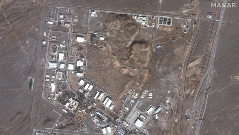 Citra satelit yang dirilis oleh Maxar Technologies menunjukkan sejumlah kerusakan di fasilitas nuklir Iran akibat serangan Israel. Melansir NDTV World, Minggu (15/6), dan tersebar di media sosial, gambar yang membandingkan kondisi pada 24 Januari dan 14 Juni tersebut menunjukkan kerusakan pada beberapa bangunan di fasilitas nuklir Natanz. (X/@Shayan86 via Maxar)