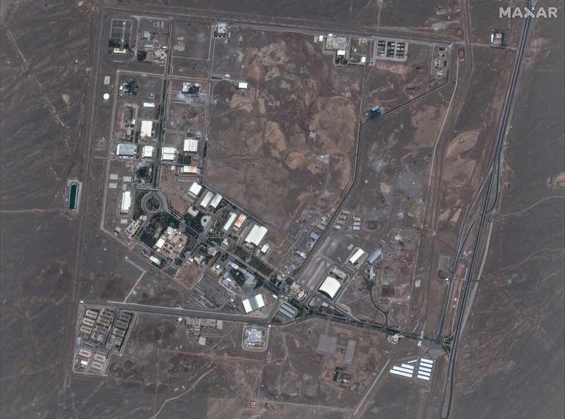 Citra satelit yang dirilis oleh Maxar Technologies menunjukkan sejumlah kerusakan di fasilitas nuklir Iran akibat serangan Israel. Melansir NDTV World, Minggu (15/6), dan tersebar di media sosial, gambar yang membandingkan kondisi pada 24 Januari dan 14 Juni tersebut menunjukkan kerusakan pada beberapa bangunan di fasilitas nuklir Natanz. (X/@Shayan86 via Maxar)