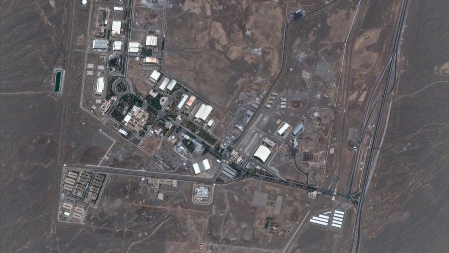 Citra satelit yang dirilis oleh Maxar Technologies menunjukkan sejumlah kerusakan di fasilitas nuklir Iran akibat serangan Israel. Melansir NDTV World, Minggu (15/6), dan tersebar di media sosial, gambar yang membandingkan kondisi pada 24 Januari dan 14 Juni tersebut menunjukkan kerusakan pada beberapa bangunan di fasilitas nuklir Natanz. (X/@Shayan86 via Maxar)