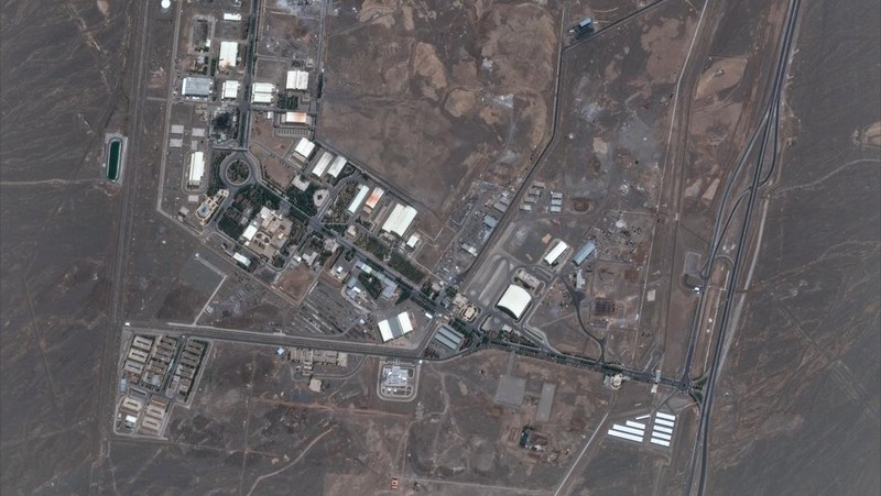 Citra satelit yang dirilis oleh Maxar Technologies menunjukkan sejumlah kerusakan di fasilitas nuklir Iran akibat serangan Israel. Melansir NDTV World, Minggu (15/6), dan tersebar di media sosial, gambar yang membandingkan kondisi pada 24 Januari dan 14 Juni tersebut menunjukkan kerusakan pada beberapa bangunan di fasilitas nuklir Natanz. (X/@Shayan86 via Maxar)