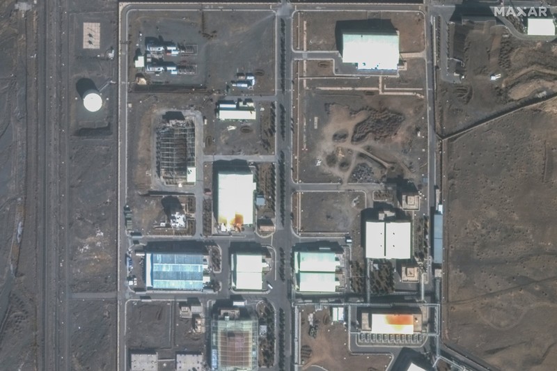 Citra satelit yang dirilis oleh Maxar Technologies menunjukkan sejumlah kerusakan di fasilitas nuklir Iran akibat serangan Israel. Melansir NDTV World, Minggu (15/6), dan tersebar di media sosial, gambar yang membandingkan kondisi pada 24 Januari dan 14 Juni tersebut menunjukkan kerusakan pada beberapa bangunan di fasilitas nuklir Natanz. (X/@Shayan86 via Maxar)