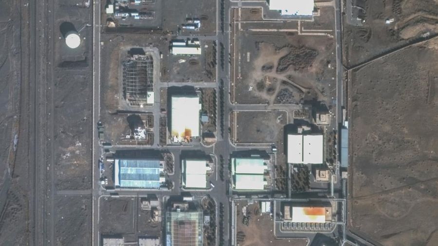Citra satelit yang dirilis oleh Maxar Technologies menunjukkan sejumlah kerusakan di fasilitas nuklir Iran akibat serangan Israel. Melansir NDTV World, Minggu (15/6), dan tersebar di media sosial, gambar yang membandingkan kondisi pada 24 Januari dan 14 Juni tersebut menunjukkan kerusakan pada beberapa bangunan di fasilitas nuklir Natanz. Citra satelit yang dirilis oleh Maxar Technologies menunjukkan sejumlah kerusakan di fasilitas nuklir Iran akibat serangan Israel. Melansir NDTV World, Minggu (15/6), dan tersebar di media sosial, gambar yang membandingkan kondisi pada 24 Januari dan 14 Juni tersebut menunjukkan kerusakan pada beberapa bangunan di fasilitas nuklir Natanz. (X/@Shayan86 via Maxar)