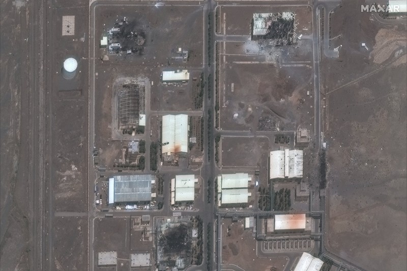 Citra satelit yang dirilis oleh Maxar Technologies menunjukkan sejumlah kerusakan di fasilitas nuklir Iran akibat serangan Israel. Melansir NDTV World, Minggu (15/6), dan tersebar di media sosial, gambar yang membandingkan kondisi pada 24 Januari dan 14 Juni tersebut menunjukkan kerusakan pada beberapa bangunan di fasilitas nuklir Natanz. Citra satelit yang dirilis oleh Maxar Technologies menunjukkan sejumlah kerusakan di fasilitas nuklir Iran akibat serangan Israel. Melansir NDTV World, Minggu (15/6), dan tersebar di media sosial, gambar yang membandingkan kondisi pada 24 Januari dan 14 Juni tersebut menunjukkan kerusakan pada beberapa bangunan di fasilitas nuklir Natanz. (X/@Shayan86 via Maxar)
