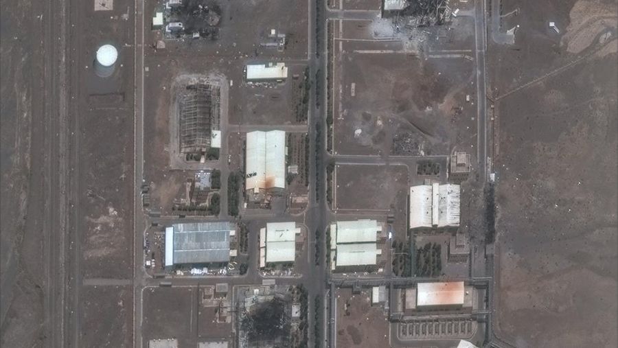 Citra satelit yang dirilis oleh Maxar Technologies menunjukkan sejumlah kerusakan di fasilitas nuklir Iran akibat serangan Israel. Melansir NDTV World, Minggu (15/6), dan tersebar di media sosial, gambar yang membandingkan kondisi pada 24 Januari dan 14 Juni tersebut menunjukkan kerusakan pada beberapa bangunan di fasilitas nuklir Natanz. Citra satelit yang dirilis oleh Maxar Technologies menunjukkan sejumlah kerusakan di fasilitas nuklir Iran akibat serangan Israel. Melansir NDTV World, Minggu (15/6), dan tersebar di media sosial, gambar yang membandingkan kondisi pada 24 Januari dan 14 Juni tersebut menunjukkan kerusakan pada beberapa bangunan di fasilitas nuklir Natanz. (X/@Shayan86 via Maxar)