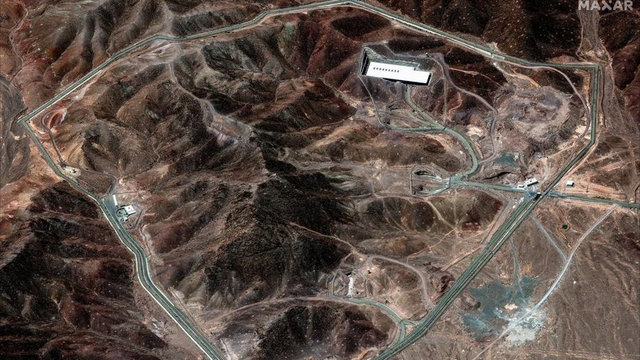 Citra satelit yang dirilis oleh Maxar Technologies menunjukkan sejumlah kerusakan di fasilitas nuklir Iran akibat serangan Israel. Melansir NDTV World, Minggu (15/6), dan tersebar di media sosial, gambar yang membandingkan kondisi pada 24 Januari dan 14 Juni tersebut menunjukkan kerusakan pada beberapa bangunan di fasilitas nuklir Natanz. Citra satelit yang dirilis oleh Maxar Technologies menunjukkan sejumlah kerusakan di fasilitas nuklir Iran akibat serangan Israel. Melansir NDTV World, Minggu (15/6), dan tersebar di media sosial, gambar yang membandingkan kondisi pada 24 Januari dan 14 Juni tersebut menunjukkan kerusakan pada beberapa bangunan di fasilitas nuklir Natanz. (X/@Shayan86 via Maxar)