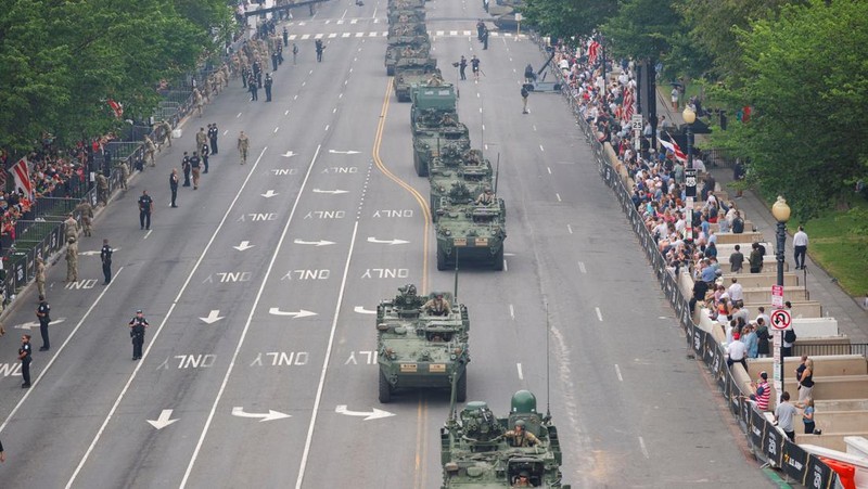 Parade ulang tahun Angkatan Darat ke-250 bergerak menuju Constitution Avenue di Washington, D.C., AS, 14 Juni 2025. (REUTERS/Brian Snyder)