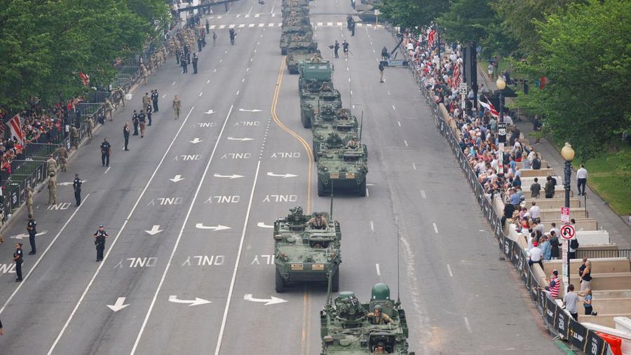 Parade ulang tahun Angkatan Darat ke-250 bergerak menuju Constitution Avenue di Washington, D.C., AS, 14 Juni 2025. Parade ulang tahun Angkatan Darat ke-250 bergerak menuju Constitution Avenue di Washington, D.C., AS, 14 Juni 2025. (REUTERS/Brian Snyder)