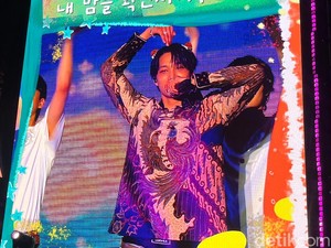 Kai EXO Pakai Batik di Konser Jakarta, Bahagia Umumkan Tur AS