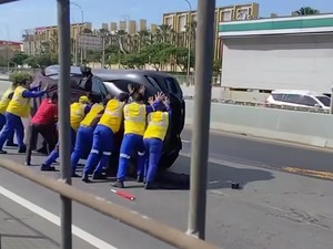 Nyesek! Truk Towing Angkut Ferrari Terguling: Ferrari Terbalik-Ban Nyaris Copot