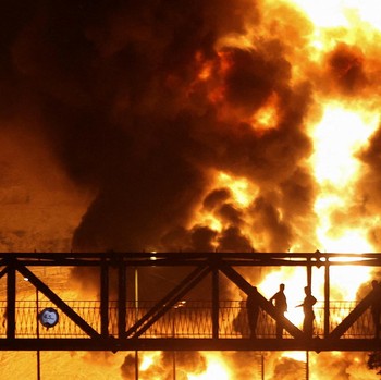 Makin Panas! Iran Diserang, Gedung Pertahanan & Kilang Terbakar