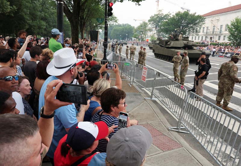 Parade ulang tahun Angkatan Darat ke-250 bergerak menuju Constitution Avenue di Washington, D.C., AS, 14 Juni 2025. Parade ulang tahun Angkatan Darat ke-250 bergerak menuju Constitution Avenue di Washington, D.C., AS, 14 Juni 2025. (REUTERS/Brian Snyder)
